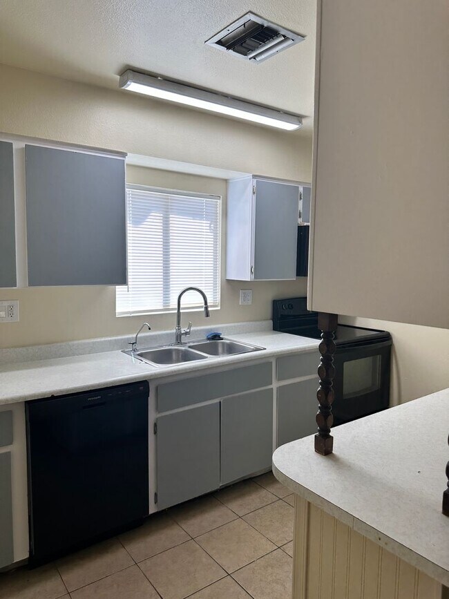 Building Photo - 4 bedroom Rental