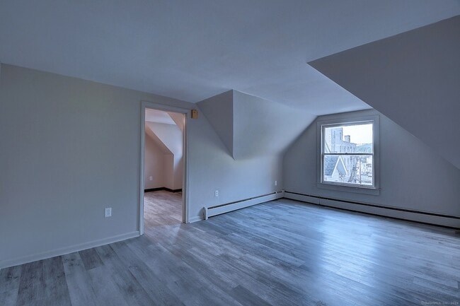 Building Photo - 93 Meadow St