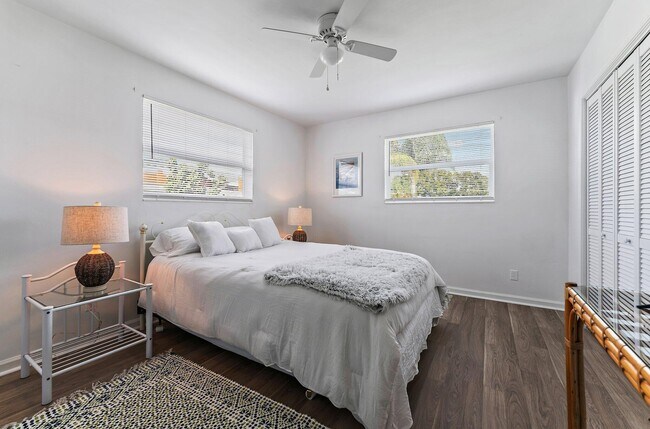 Building Photo - 9520 SE Point Terrace