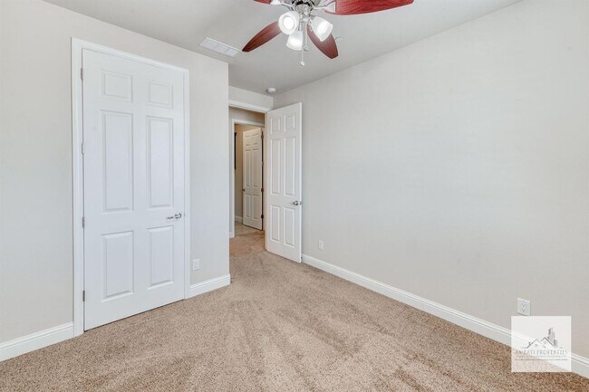 Building Photo - Beautiful 4 bedroom home on the Golf Course!