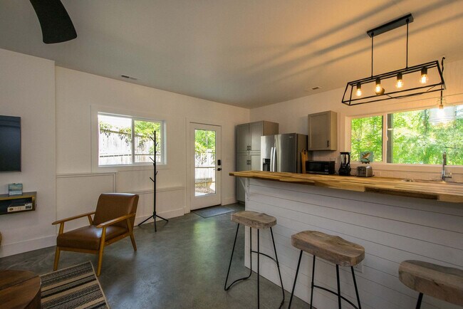 Building Photo - 1243 Pine Spring Dr