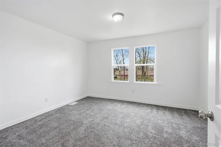 Building Photo - 725 Lakewood St
