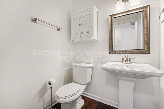 Building Photo - 1349 Middlecrest Dr NW