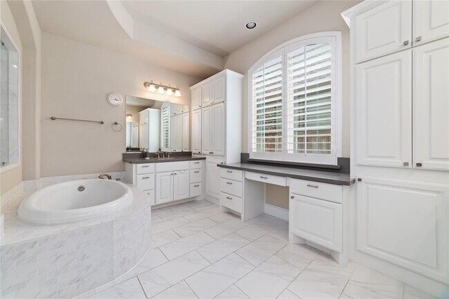 Building Photo - 17402 Hankar Way