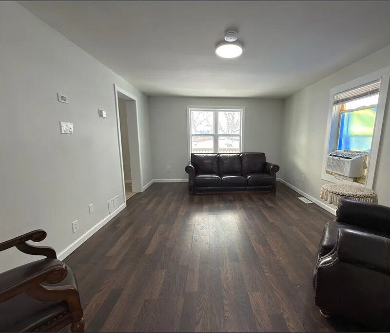 Building Photo - 9 W 9th St