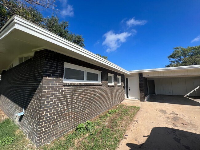 Building Photo - Pre Leasing for Fall 2026! Remodeled 3/2 near LCU!