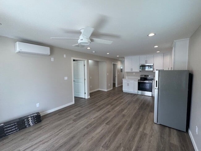 Building Photo - Modern-Brand New back house