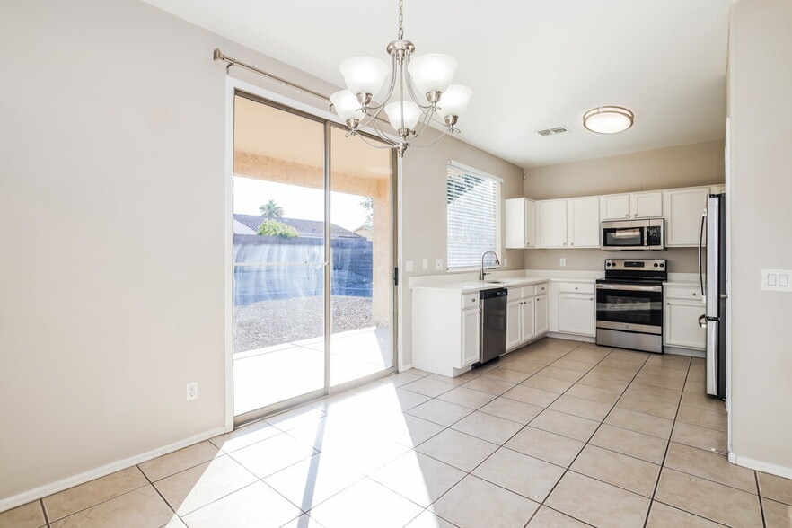 Building Photo - 1931 S Noble