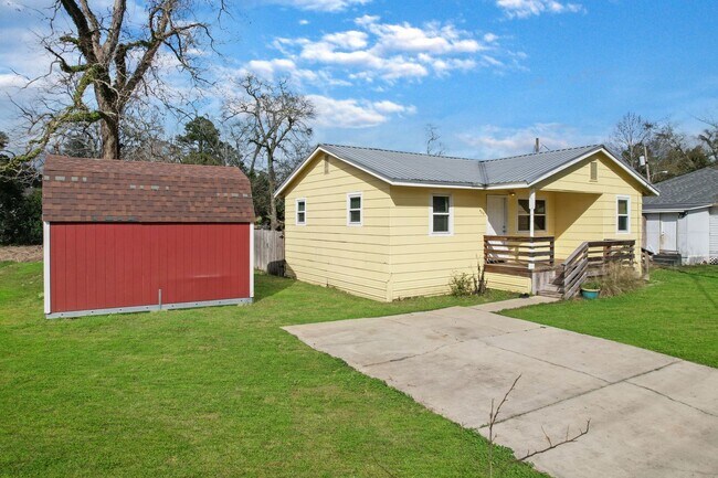 Building Photo - 3 bedroom 1 bath house in Midtown available Mid- August