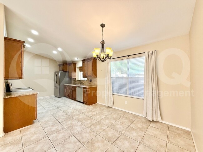 Building Photo - 1150 W Lark Dr