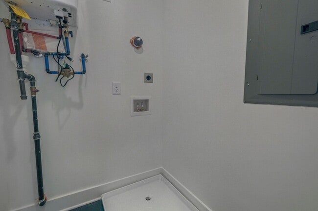 Building Photo - Available March Move In!!! Beautiful 3 Bedroom, 3.5 Bath Townhouse in East Nashville! Rooftop dec...