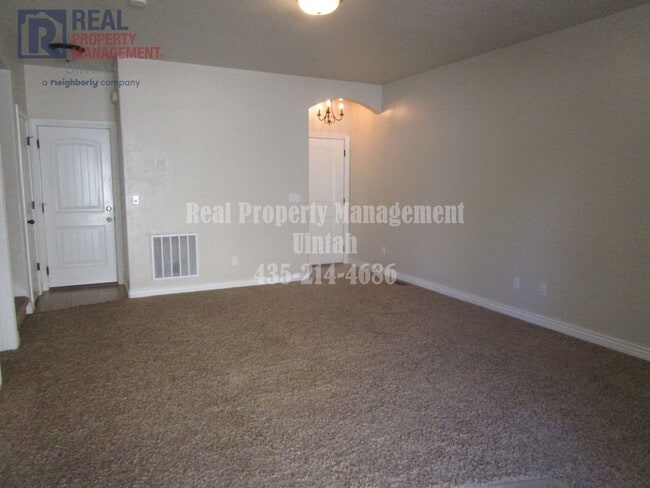 Building Photo - 3 bed 2.5 bath townhome in Fox Run