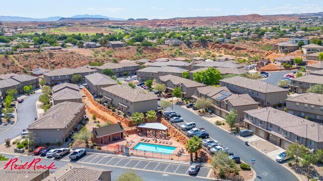 Building Photo - Charming 3 bedroom Townhome. 2 Community Pools!