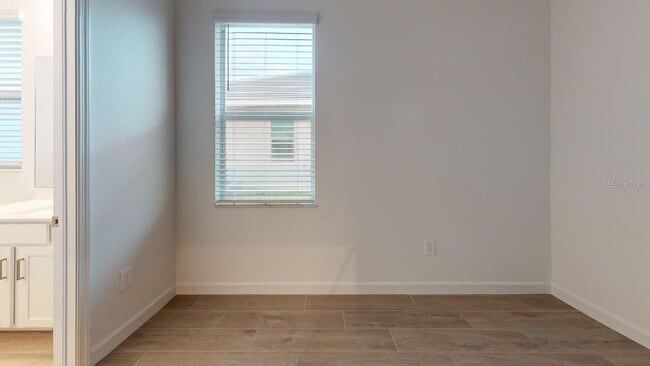 Building Photo - 7949 Lakes Edge Ln