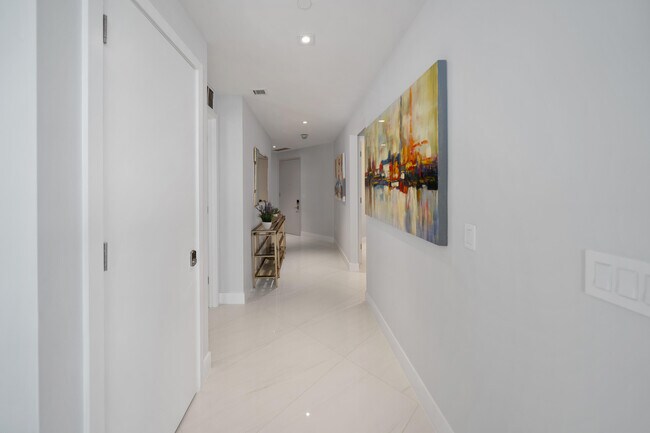 Building Photo - 3100 N Ocean Dr