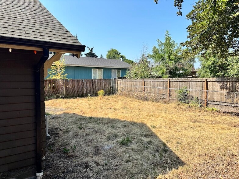 West yard - 5636 SE Ogden St