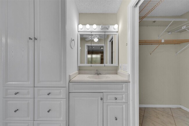 Building Photo - 7 Royal Palm Way