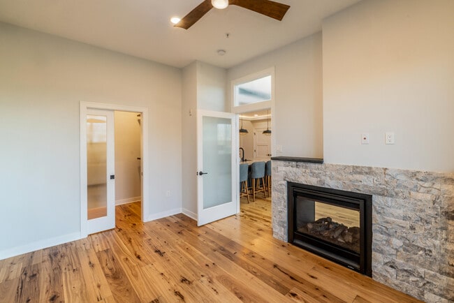 Building Photo - 215 E Pleasant St