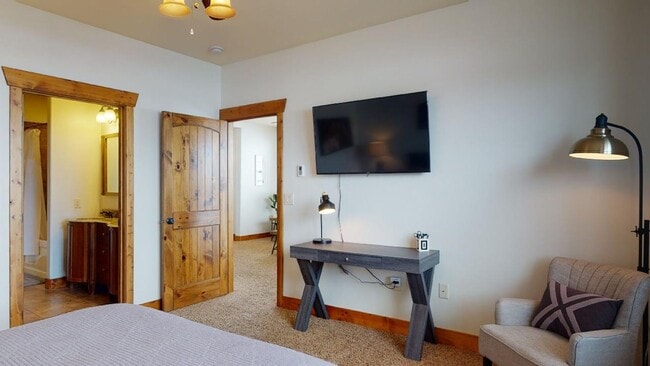 Building Photo - New furnished 3 bedroom 2 bathroom Condo, with optional garage