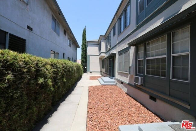 Building Photo - 1022 S Norton Ave
