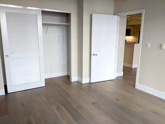 Building Photo - 260 King St