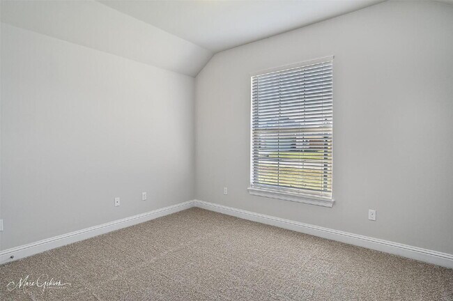 Building Photo - Charming 3-Bed Haven on Sedgewick Avenue w...