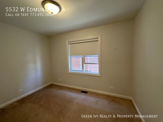 Building Photo - Quiet, Cozy Townhome in Jefferson Park,  2...