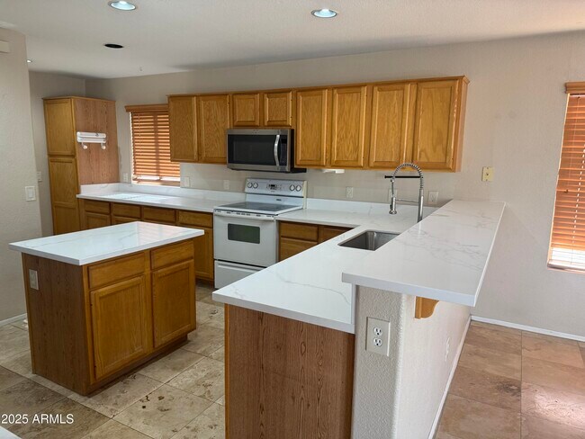 Building Photo - 1266 W Kingbird Dr