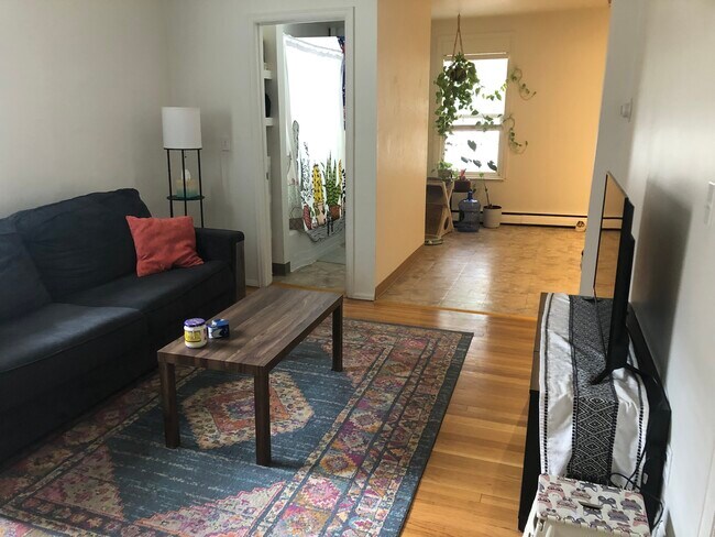 Liv rm dining - 1304 W Kiowa St