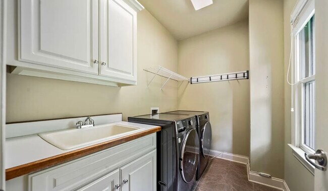 Building Photo - 732 Glass St NW