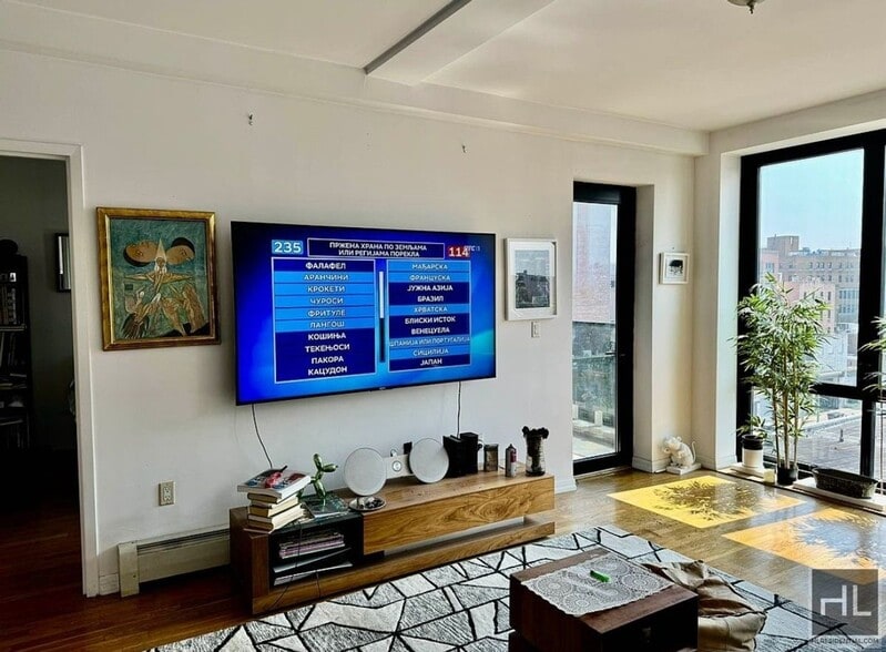 Building Photo - Gorgeous rent stabilized one bedroom with balcony