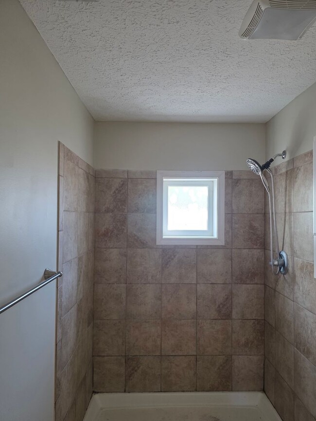 Building Photo - Very nice cute little house. 2 bedroom, 1 bath