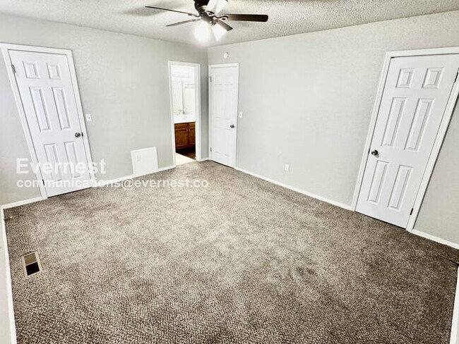 Building Photo - 3 Bed, 2 Bath Home with Garage / Pet-Friendly / Available Now!