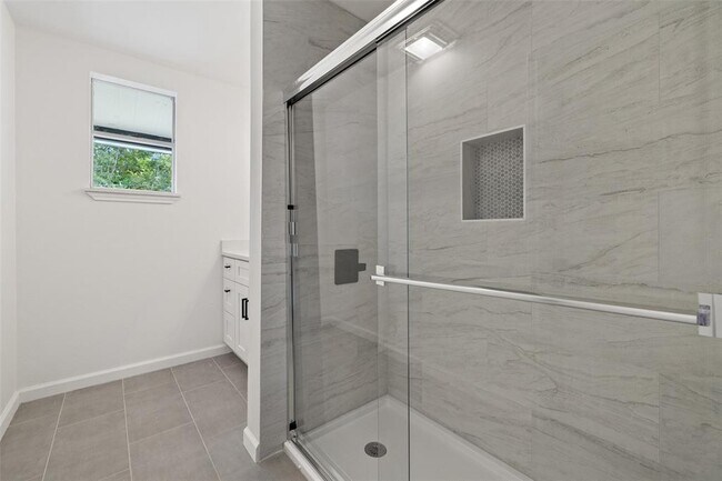 Building Photo - 707 W 7th St