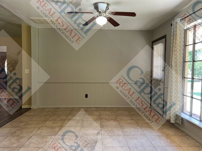 Building Photo - Spacious 4 Bedroom