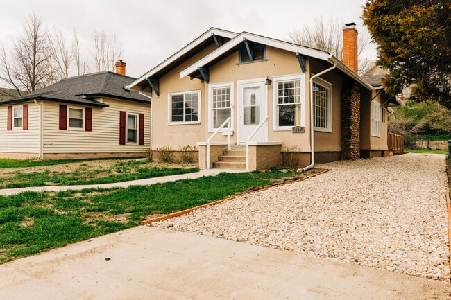 Building Photo - 628 Gladstone St