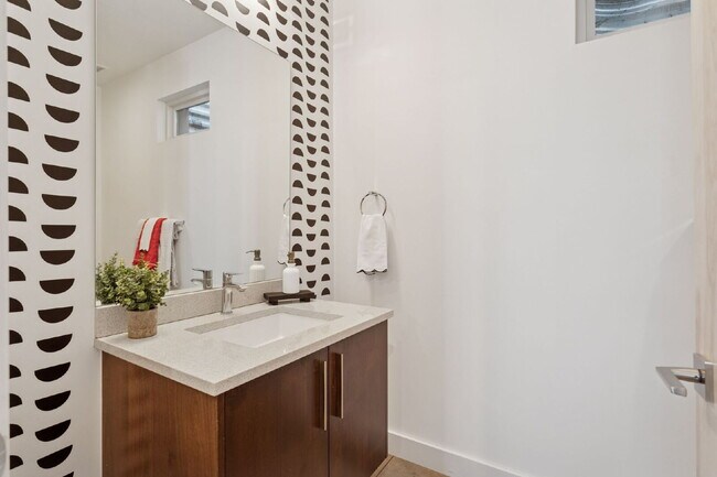 Building Photo - Spacious 5-Bed / 4-Bath home in LoHi for rent