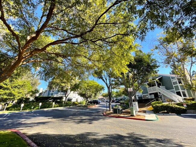 Building Photo - ***Move in Special*** Lovely Condo Available in Vista!