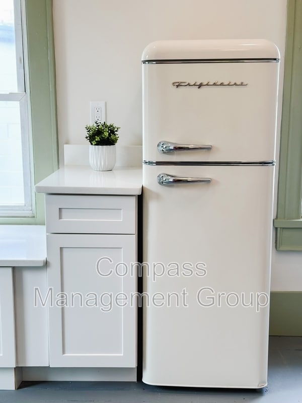 Building Photo - 813 Hall of Fame Dr