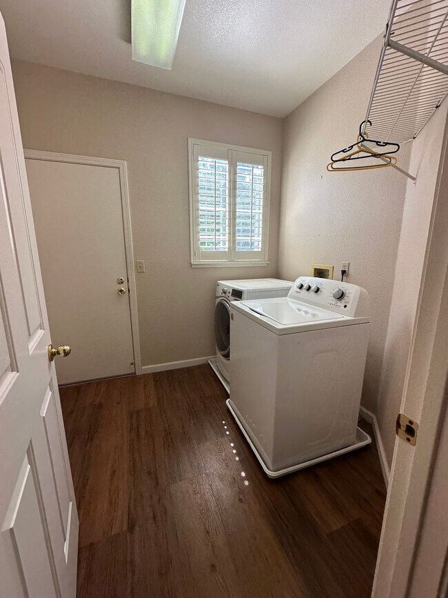 Building Photo - 4 BR/3BA Home in Laurel Creek with Park-Li...