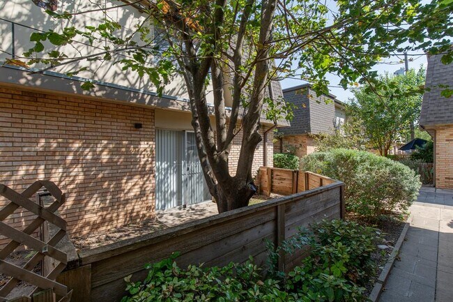 Primary Photo - 5506 Grover Ave