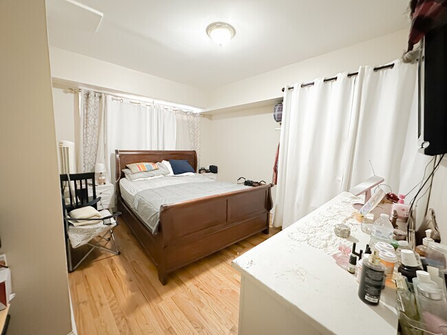 Building Photo - 5335 N California Ave