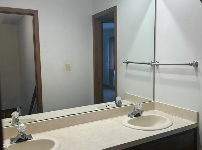 Building Photo - 637 Joy Dr
