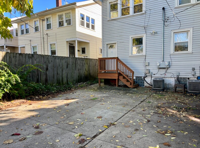 Building Photo - 212 E Hudson St