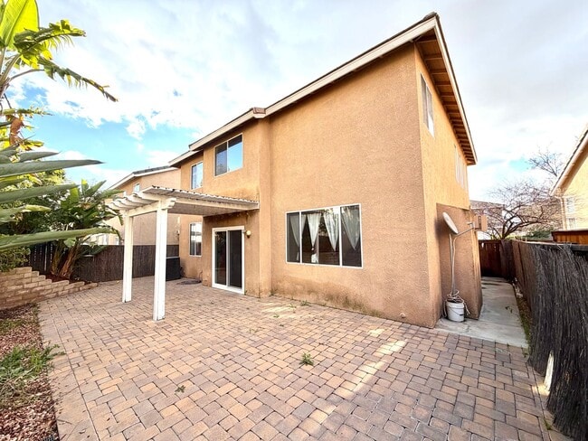 Building Photo - Move-In Ready 3 bedroom & 2.5 bathroom Home in the Gated Laurel Creek Community