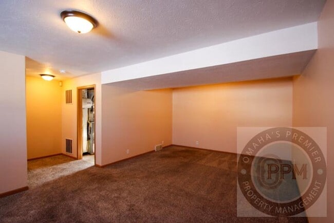 Building Photo - Comfortable 3Bd/2Ba/2Car Home in Papillion