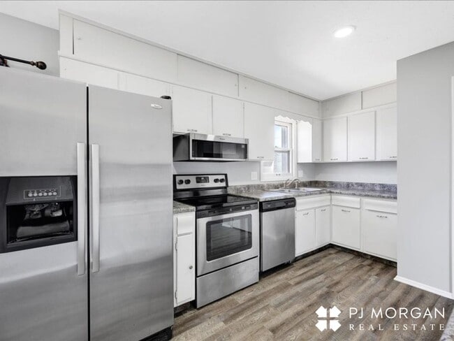 Building Photo - 3 bedroom, 2 Bathroom Home - Available Now