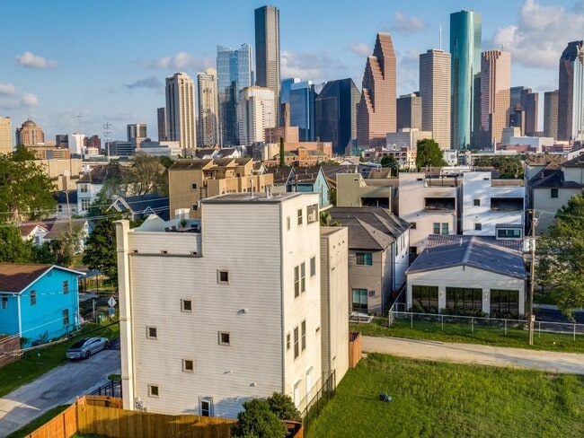 Building Photo - 1509 Holly St