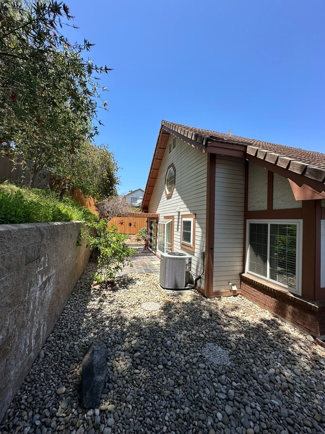 Building Photo - 898 English Holly Ln