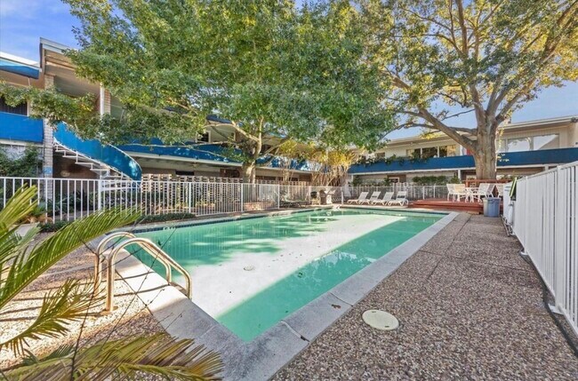 Building Photo - 3271 Sul Ross St